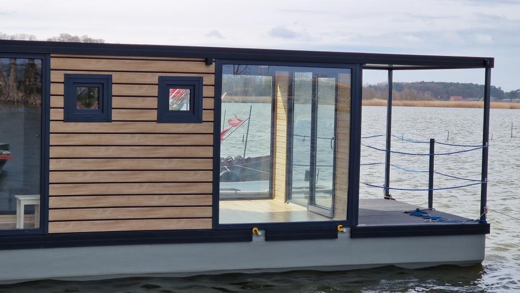 Fassadenverkleidung Hausboot DekoTrim 150S Twinstile in der Farbe savanna teak.
