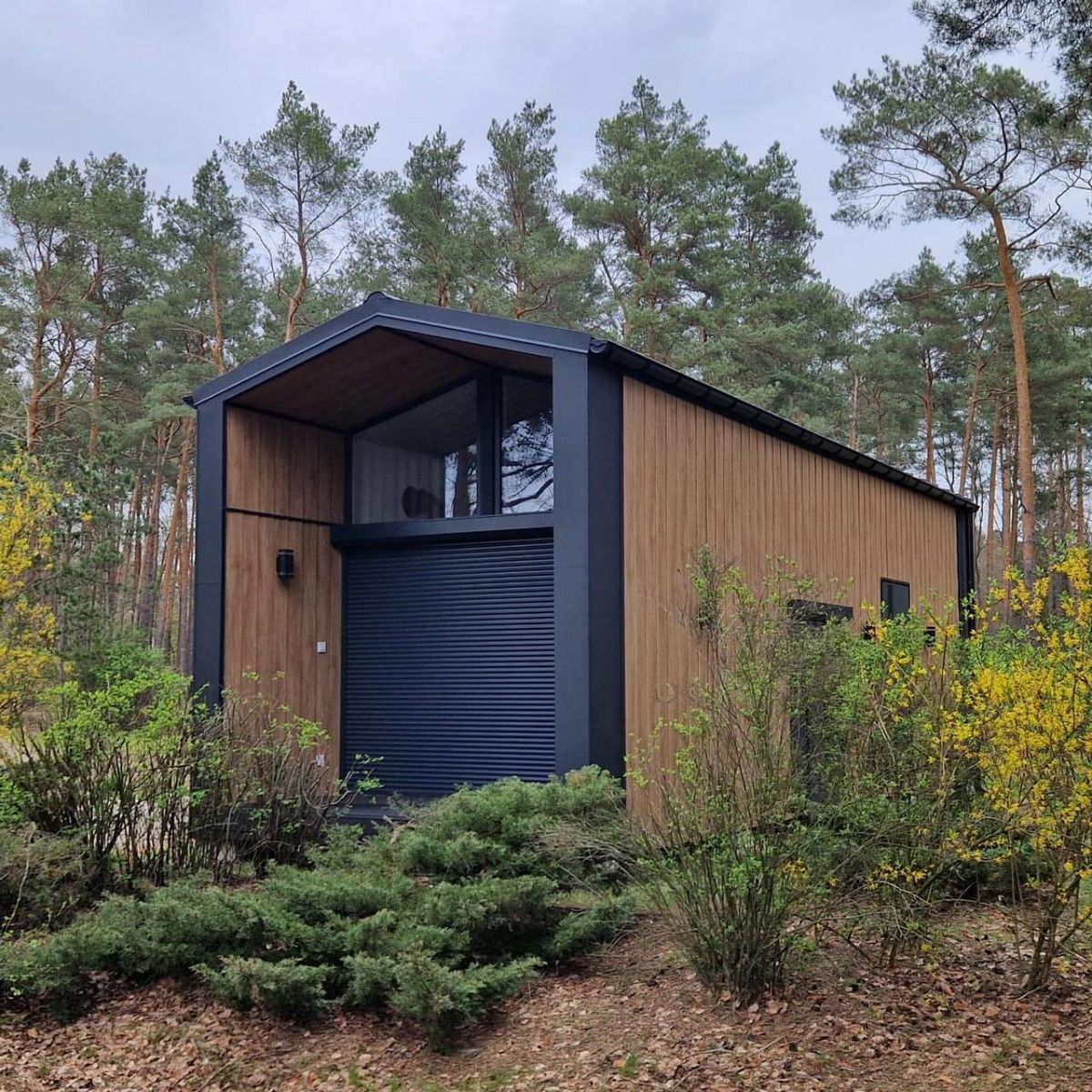 Modernes Mobilheim in Holzoptik mit vertikal verlegten Stülppaneelen aus Kunststoff
