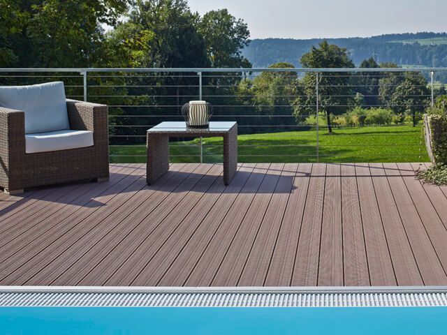 WPC Terrasse mit einer Sitzkombination und angeschlossenem Schwimmbecken.